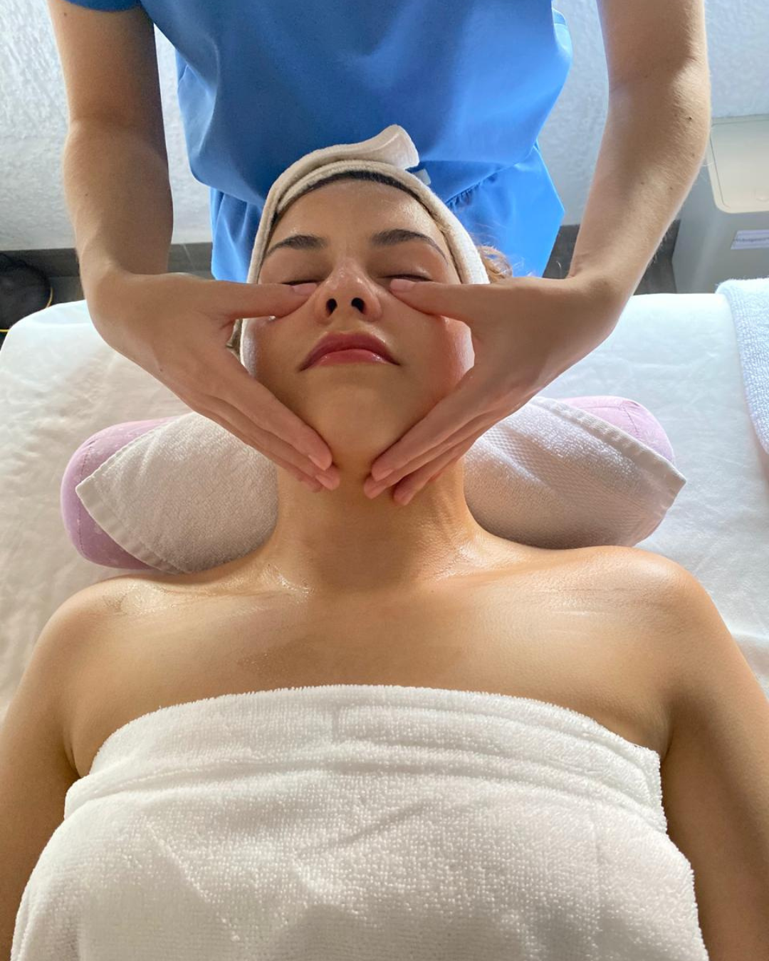 Masaje craneofacial + Facial + Espalda